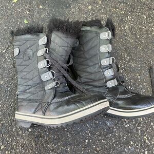 Girls Sorel boots size 4